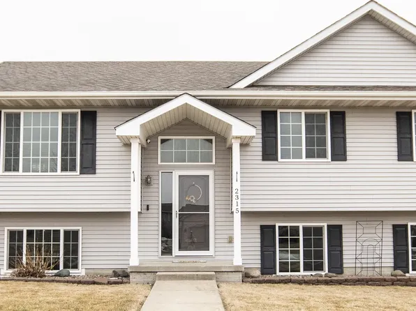 2315 Maplewood Dr, Granger, IA 50109