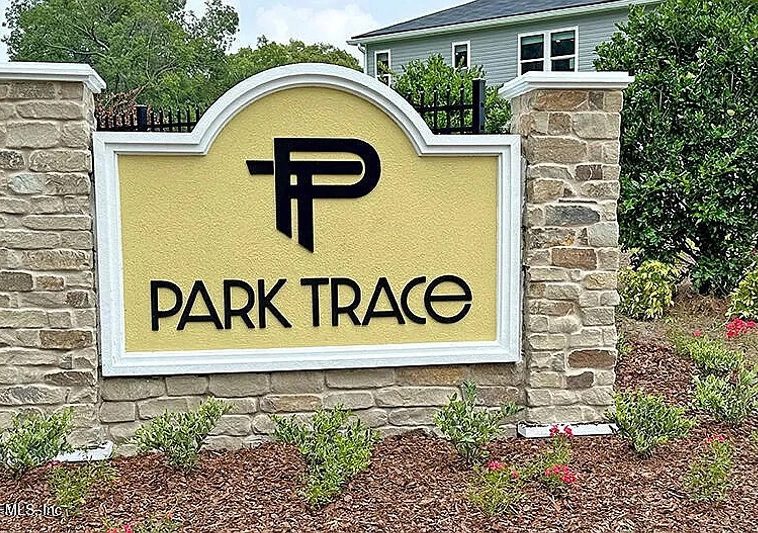 Modern 3-Bedroom Townhome with Two-Car Garage in Crossroads Station — Photo 3