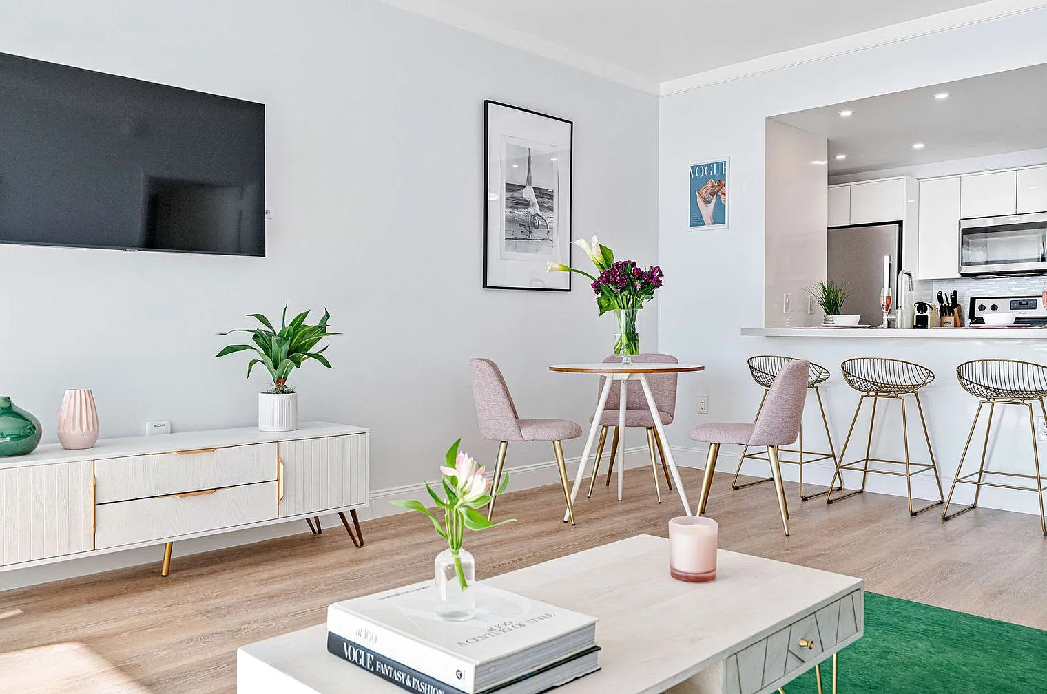 1 bed, 1.0 bath, 688 sqft, $8,376 — Photo 3