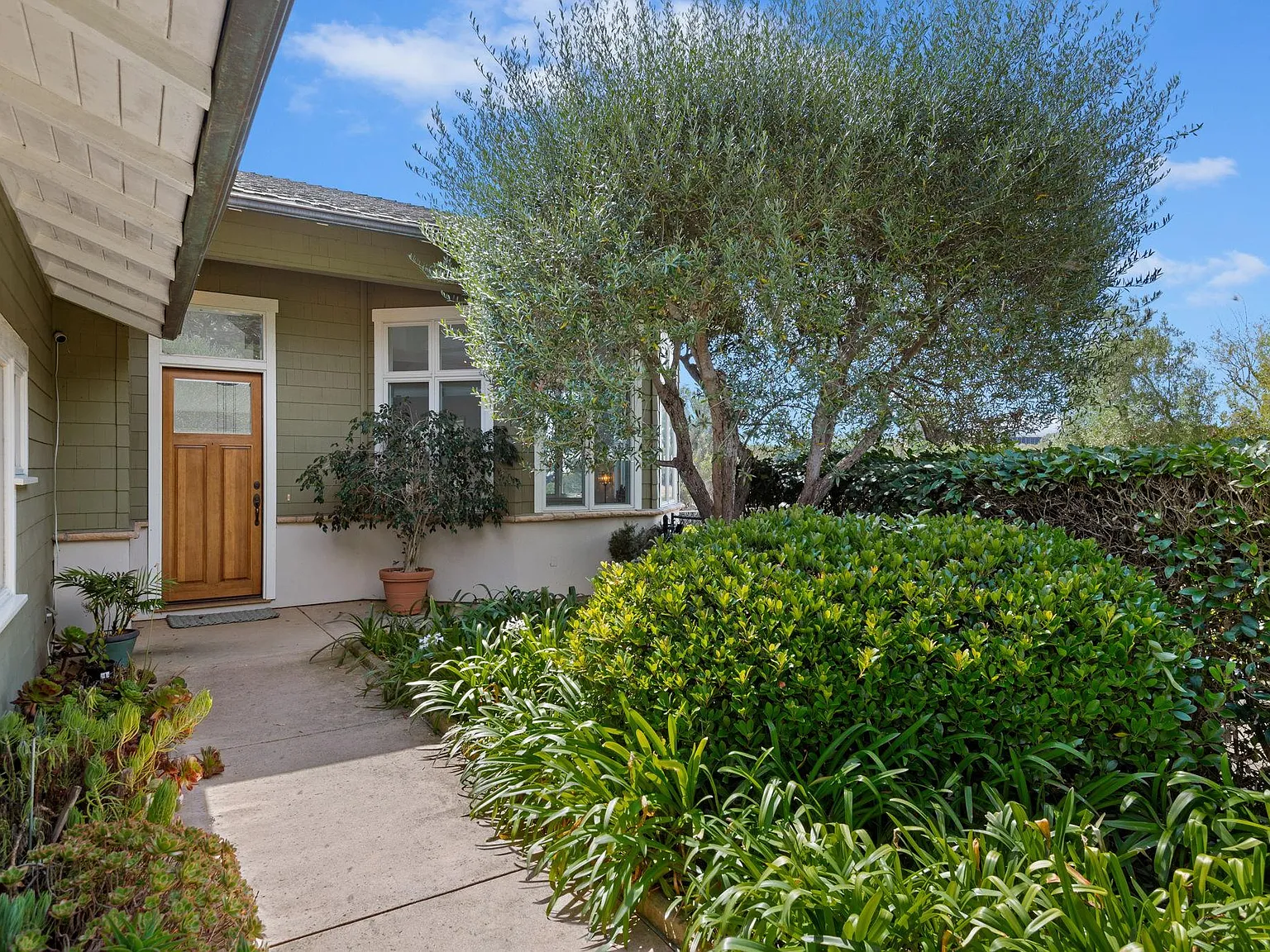 2 bed, 2.5 bath, 2428 sqft, $10,000 — Photo 2