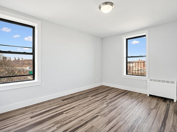 5th image of 2175 Cedar Ave #9E