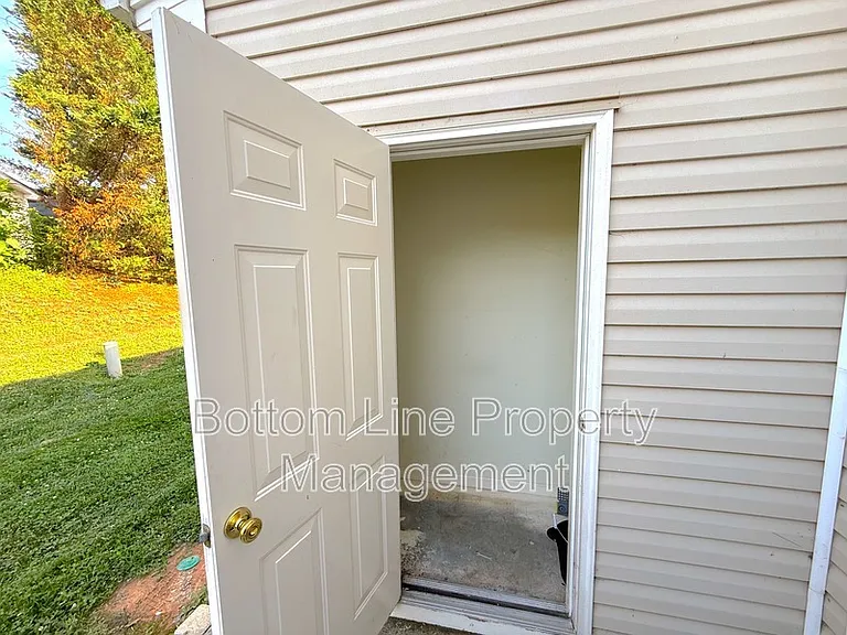 5703 Erin Dr — Photo 18