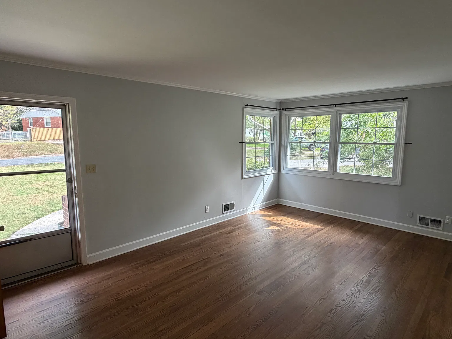 3 bed, 1180 sqft, $2,400 — Photo 3