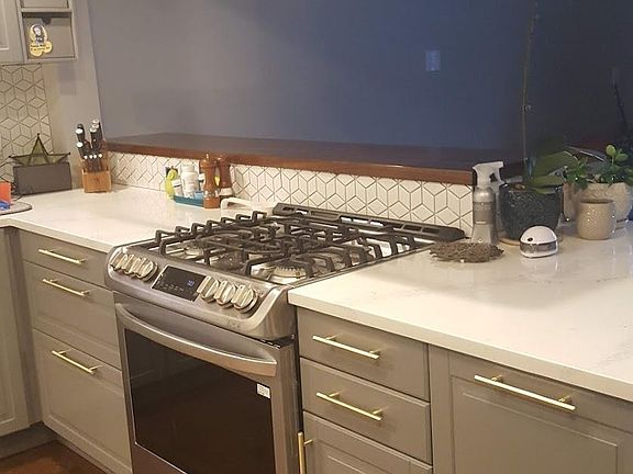 High end kitchen, gas stove, dine-in bar