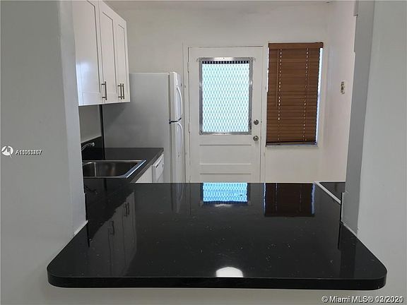5th image of 2309 Park Ln APT 203