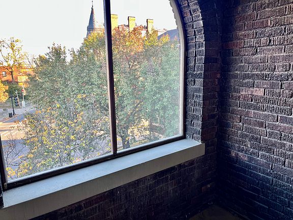 5th image of 2558 Woodburn Ave APT 3