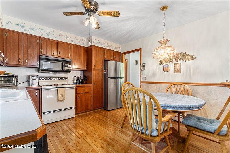 3rd image of 68 Pruyn Hill Road