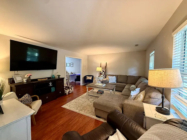 101 Emerald Ct — Photo 3
