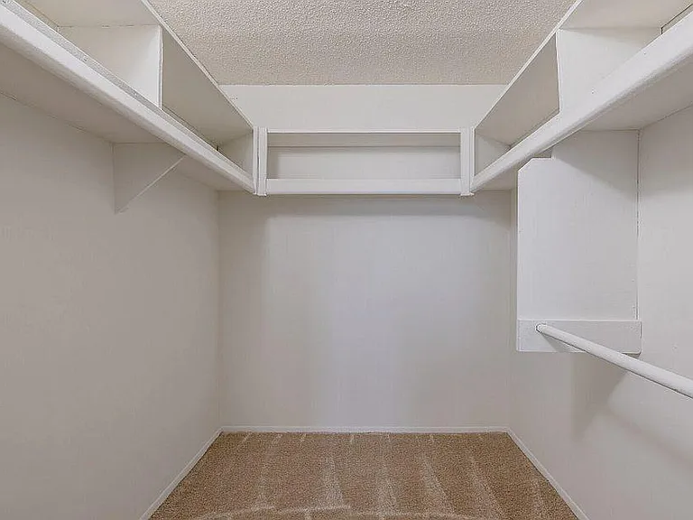 Claymoor Luxury Apartments — Photo 16