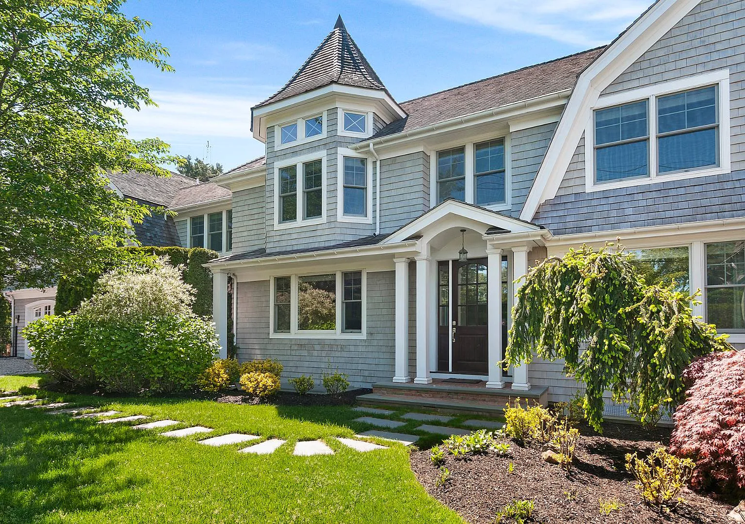 Modern Hamptons Retreat Near Village, Shops & Beaches — Photo 2