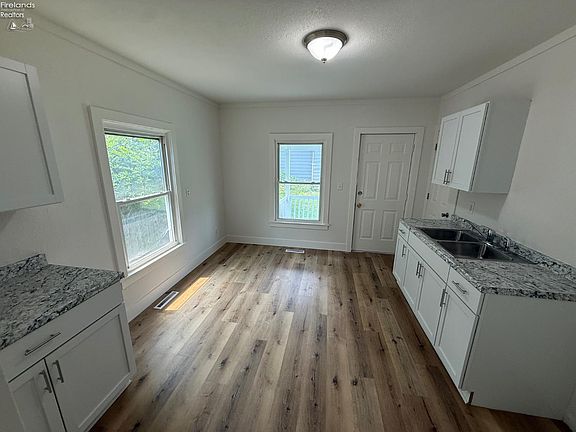 3rd image of 1605 Carr St