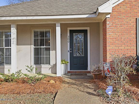 5th image of 300 White Oak Dr