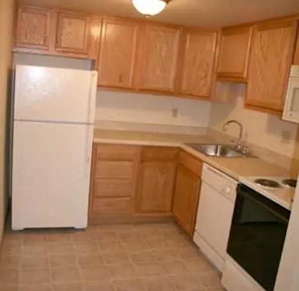 Ebonhurst Apartments — Photo 13