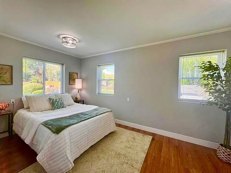 408 Broughton St — Photo 18