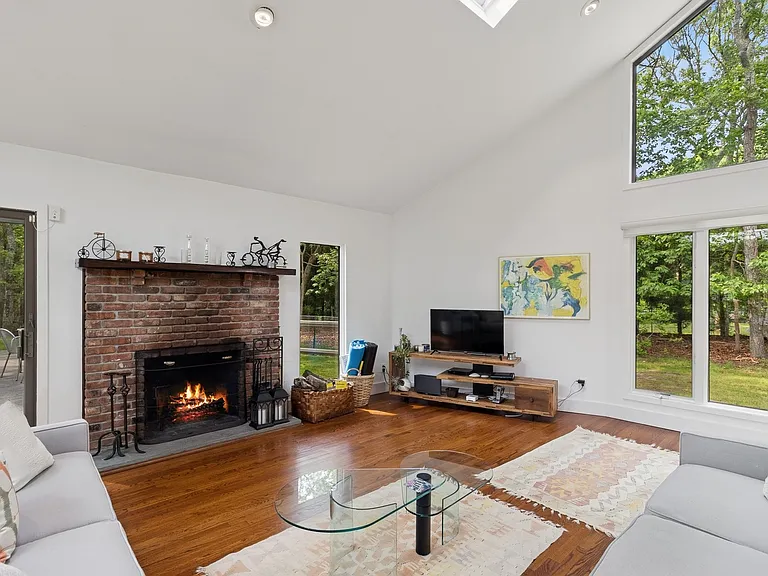 31 Montauk Ave — Photo 3