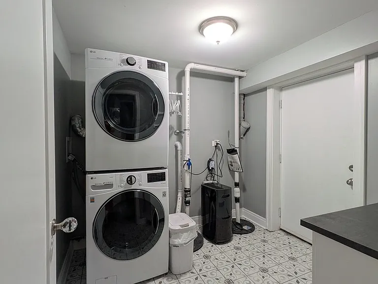 2741 Lincolnwood Dr — Photo 23