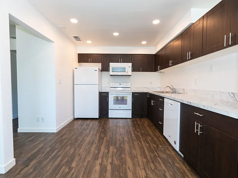 Villa Monterey Apartments — Photo 32