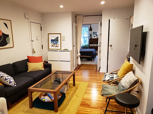 Rented by MCR Realty | media 4
