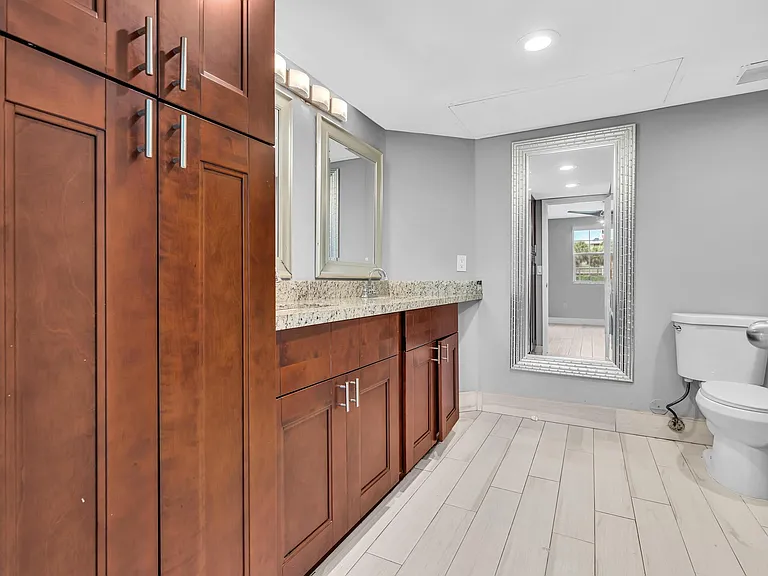 2851 N Oakland Forest Dr #111 — Photo 20