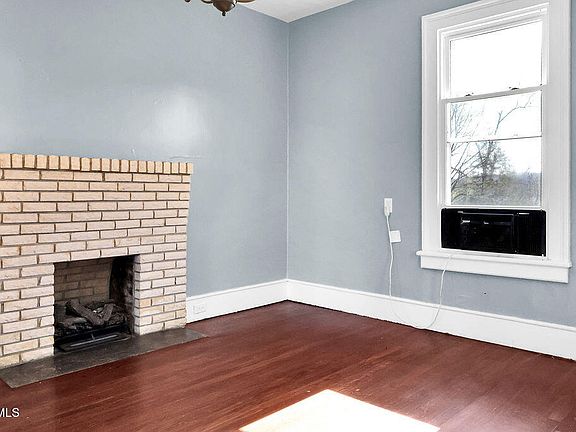 5th image of 832 Stanley Valley Rd