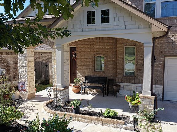 2nd image of 305 Lightcliff St