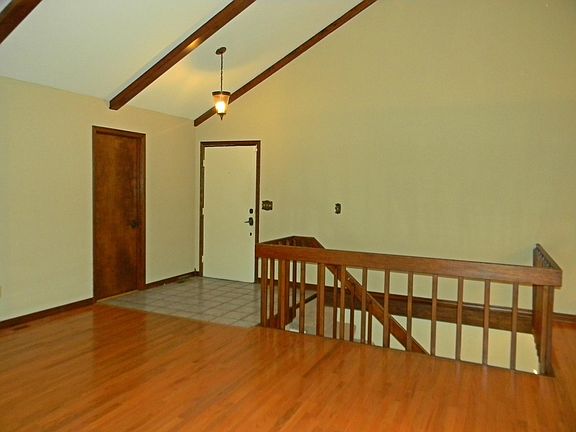 4th image of 1010 Hilltop Dr