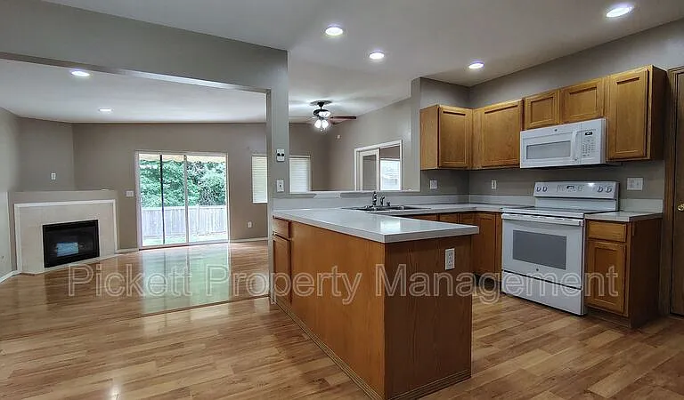 1108 NE Beaumont Ln — Photo 5