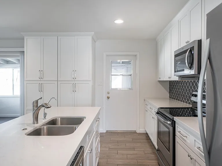 116 W Geneva Dr — Photo 15