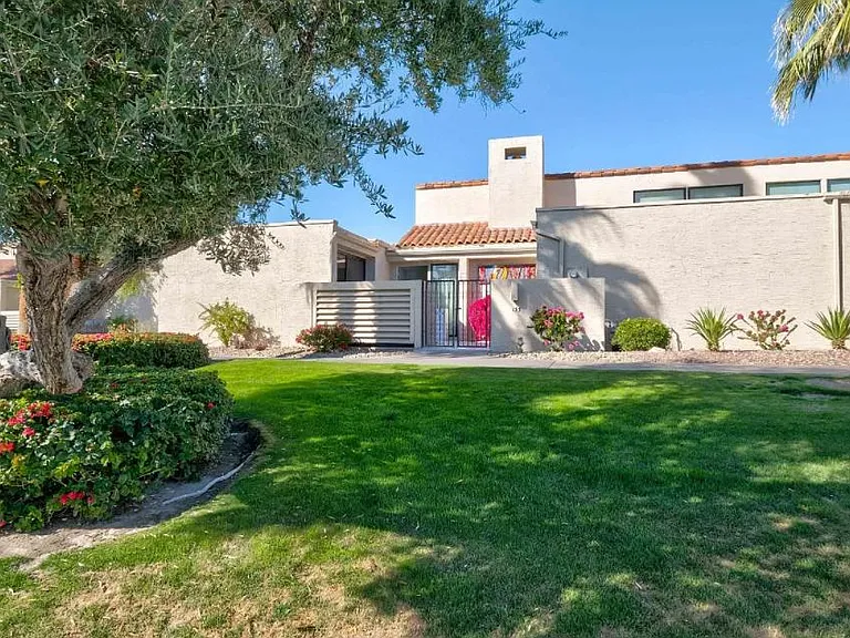 135 Desert West Dr — Photo 28
