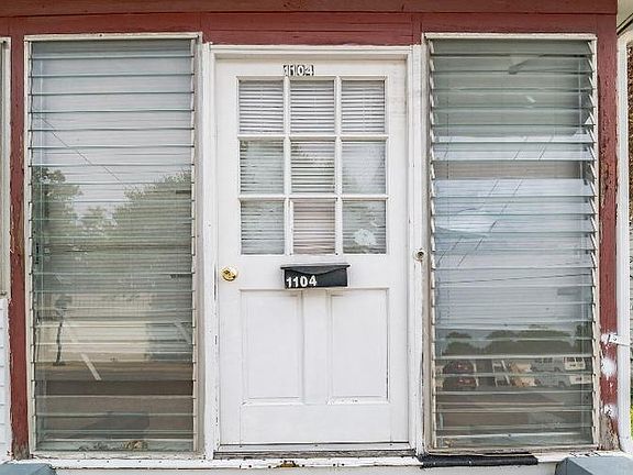 3rd image of 1104 S Loudoun St
