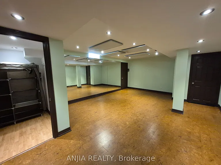 742 Hammersly Blvd #BASEMENT — Photo 19