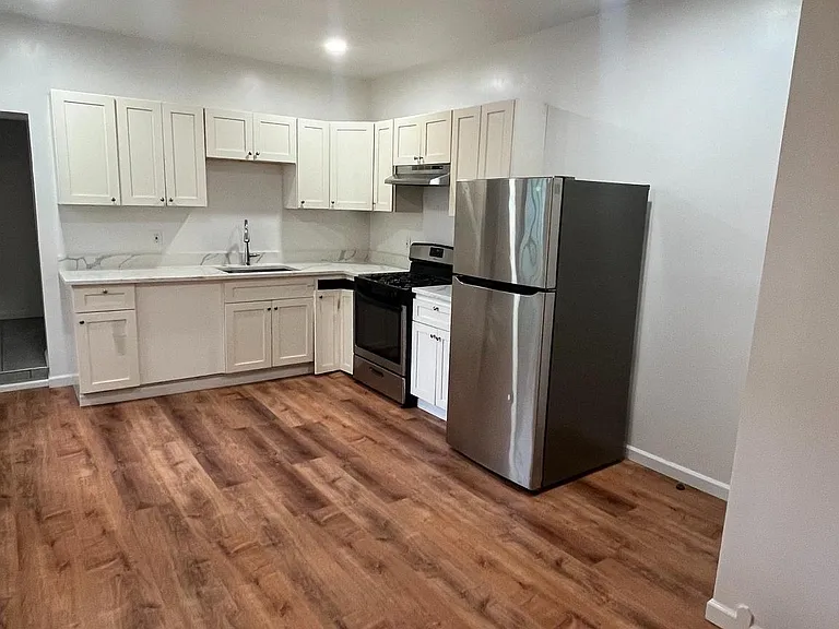 2823 Amber St — Photo 2