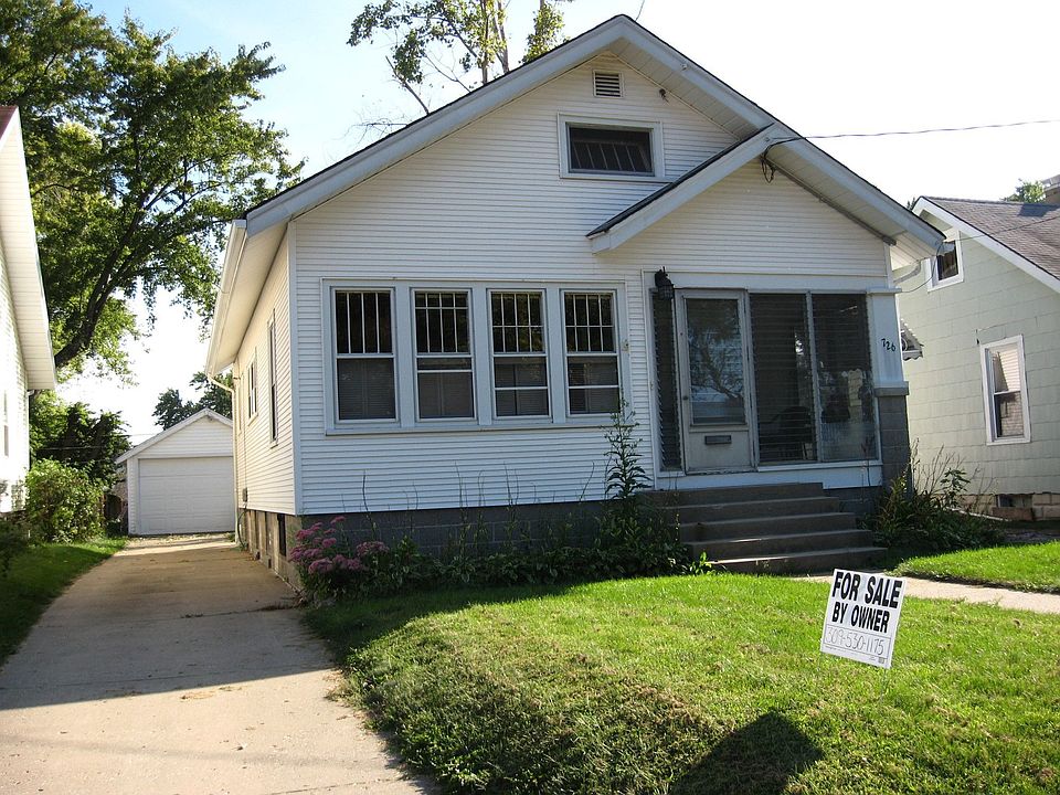 The front of our cozy bungalow