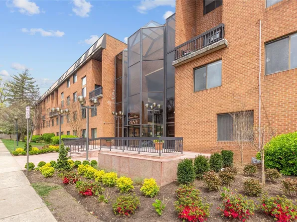 1 Ipswich #208, Great Neck, NY 11021