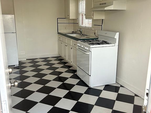 5th image of 1130 E 5th St #1136