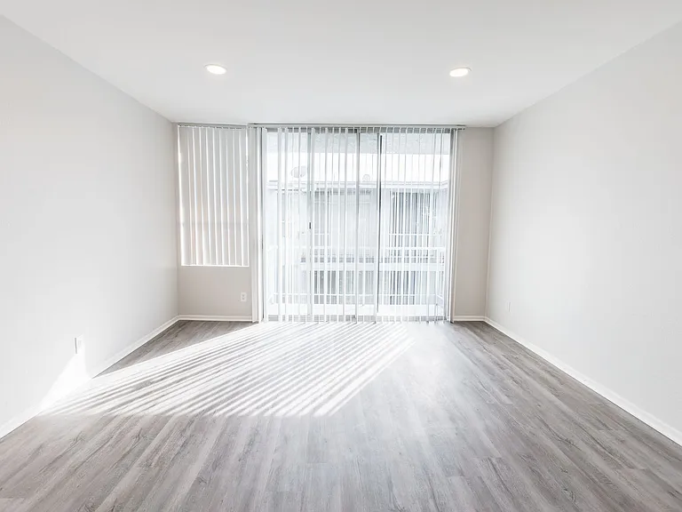 245 South Serrano Ave — Photo 13