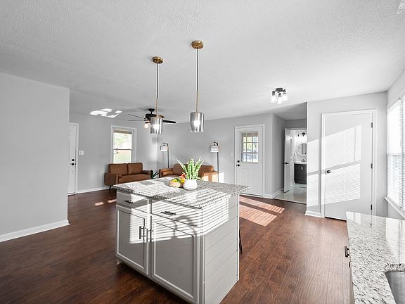 5th image of 405 Helton Dr