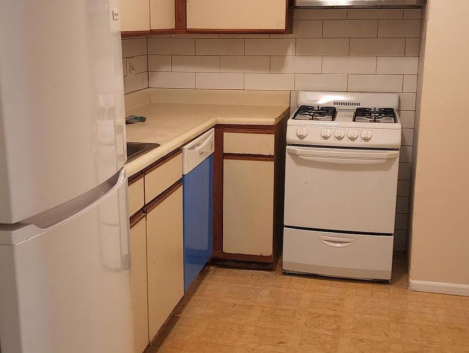 Eat in kitchen w/new appliances.