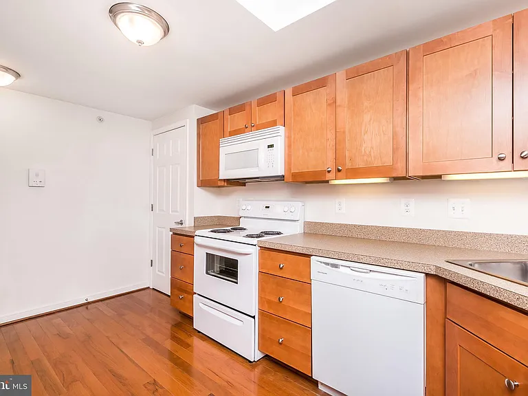 910 S Charles St #B — Photo 13