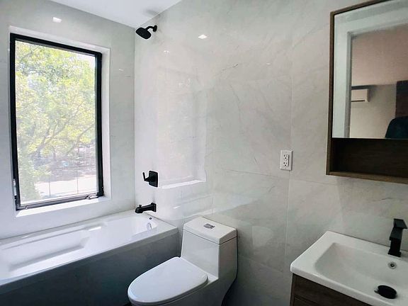 4th image of 225 Halsey St #1D