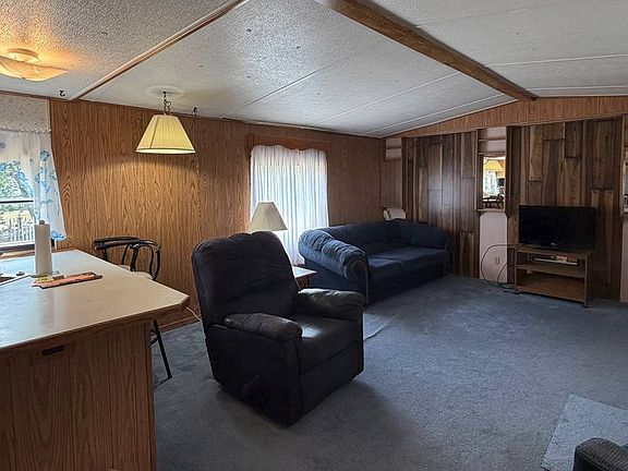 5th image of 413 Holly St