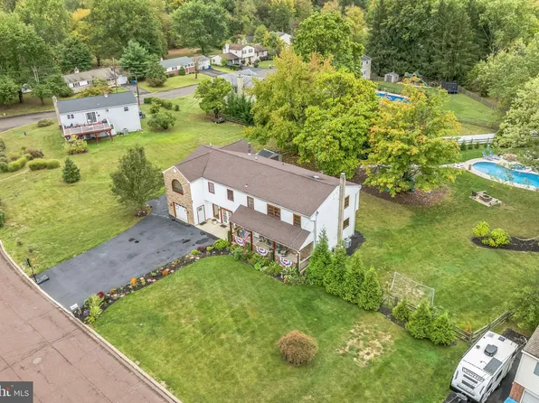 60 Falcon Dr, Chalfont, PA 18914