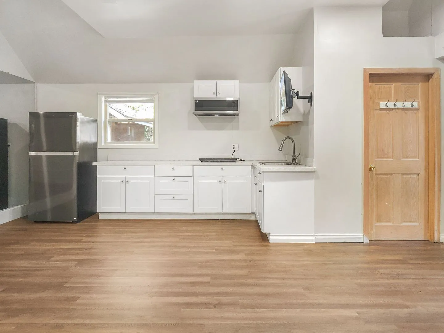 Charming Studio Near Downtown Bellevue with Washer & Dryer — Photo 3