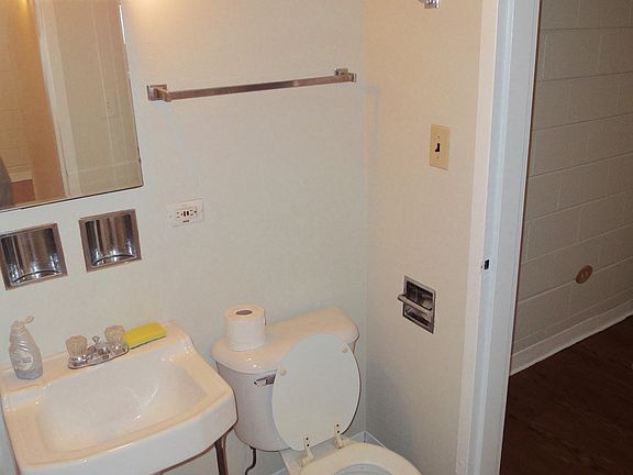 3rd image of 6606 W Windsor Ave APT B2