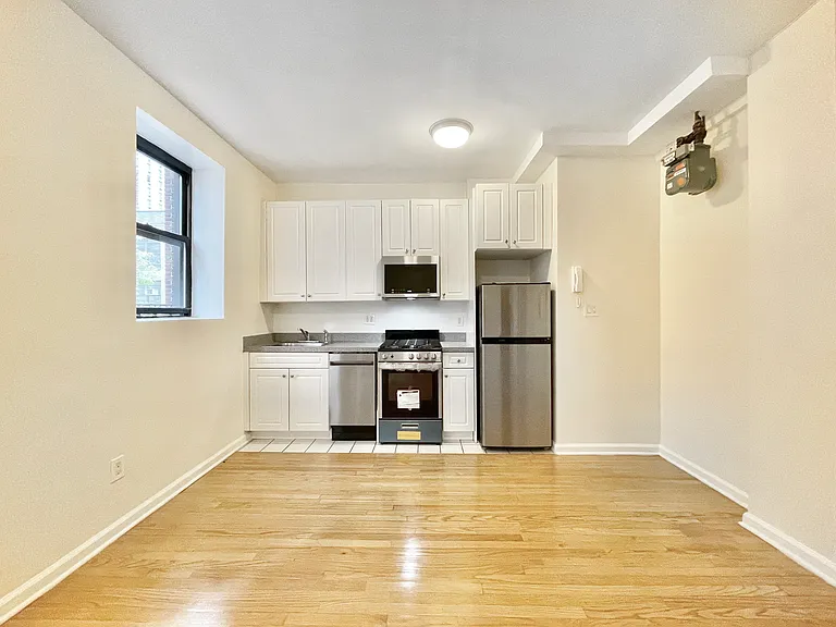 305 W 45th St #6G — Photo 2