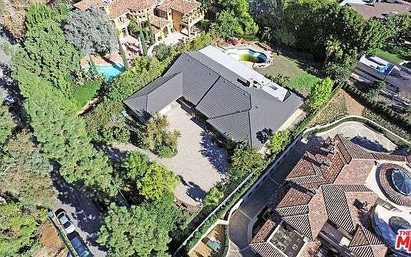 3rd image of 1002 Woodland Dr