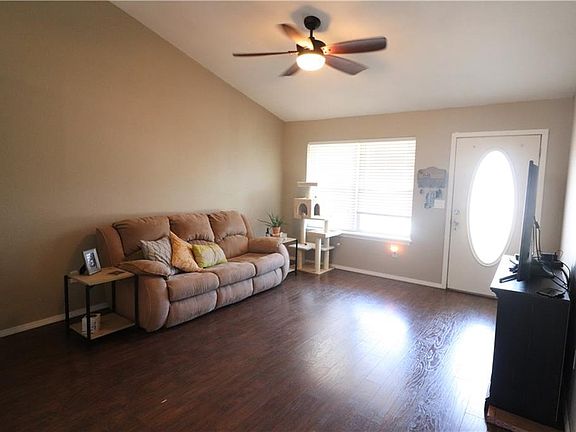 2nd image of 1206 Wedgewood Ln