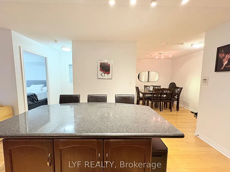 270 Wellington St W #624 — Photo 15