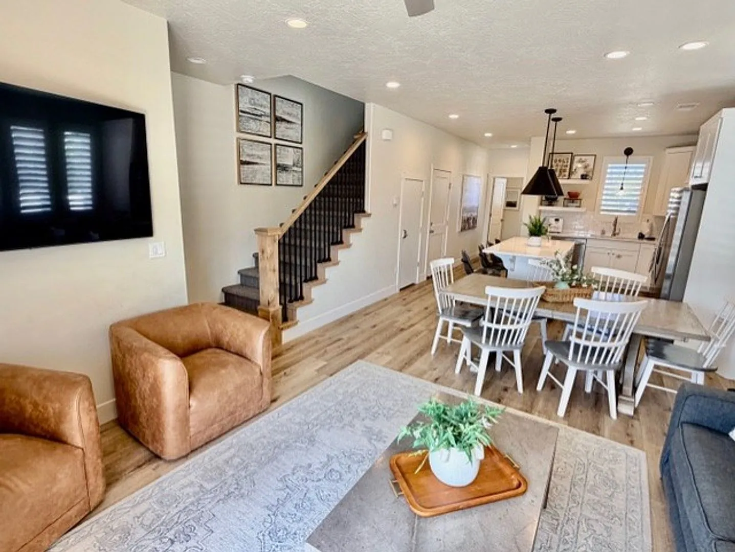 Flexible lease options! Spacious Townhome in Washington — Photo 3