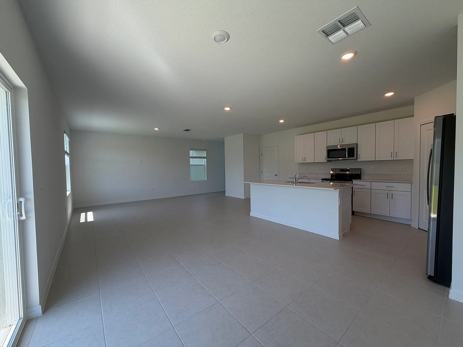 4 bed, 2.5 bath, 2274 sqft, $2,500 — Photo 3